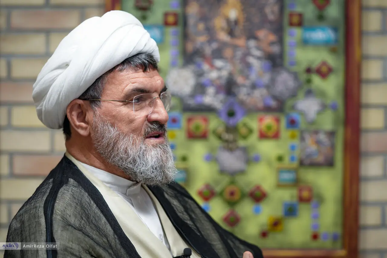 امام خمینی از دهه ۲۰ دنبال انقلاب بود/ امام با مبارزه مسلحانه مخالف بود/ متحجرین، مثنوی مولوی را با انبر برمی‌داشتند تا دستشان نجس نشود
