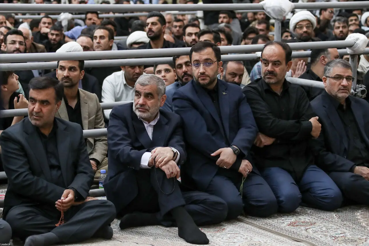 گپ و گفت علی لاریجانی و محمد مخبر/ گفتگوی وزیر کار و فرمانده ارشد سپاه با یکدیگر/ حسین شریعتمداری و شمخانی هم بودند