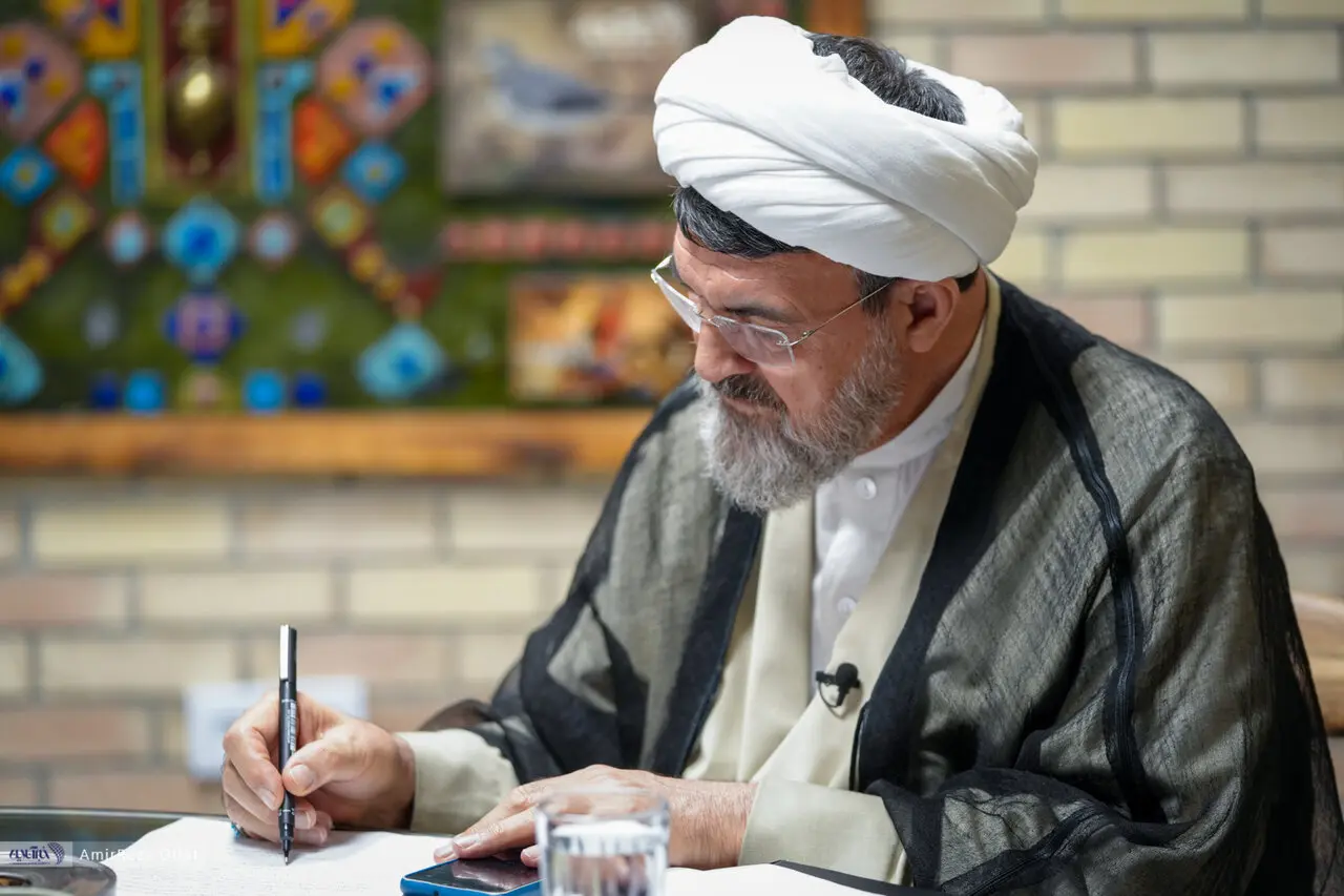 امام خمینی از دهه ۲۰ دنبال انقلاب بود/ امام با مبارزه مسلحانه مخالف بود/ متحجرین، مثنوی مولوی را با انبر برمی‌داشتند تا دستشان نجس نشود