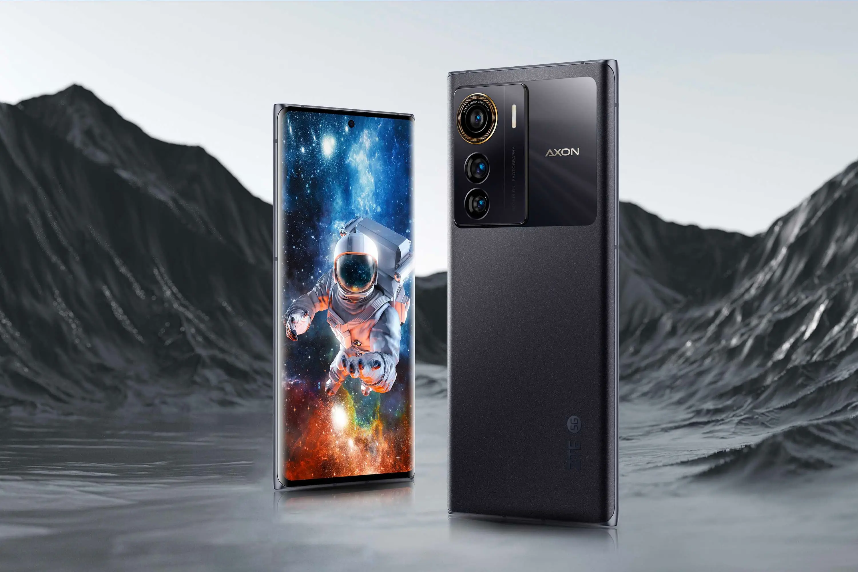 گوشی ZTE Axon 50 Ultra در میان کوهستان