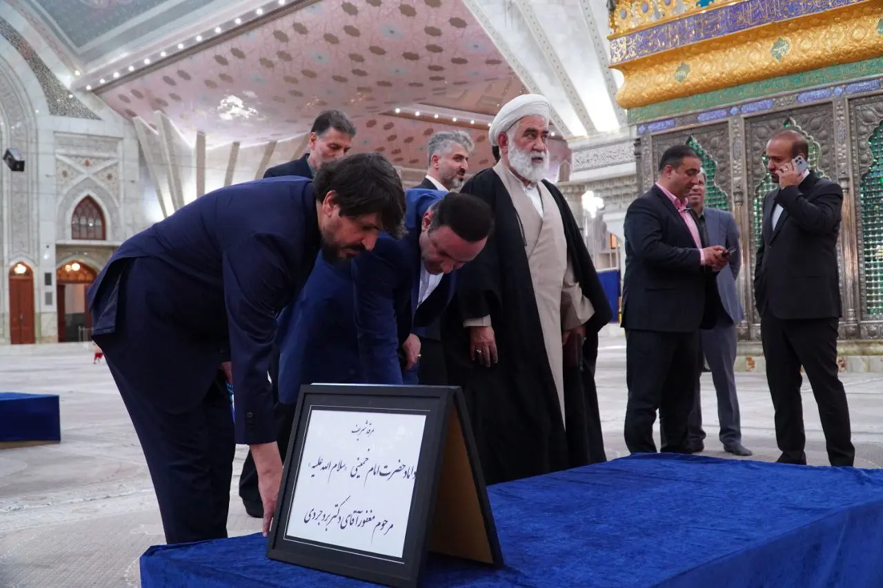 رضا مسرور، «دبیر شورای‌عالی مناطق آزاد تجاری - صنعتی و ویژه اقتصادی» با حضور در حرم مطهر امام خمینی با حجت الاسلام و المسلمین سید حسن خمینی دیدار و گفت‌وگو کرد. 