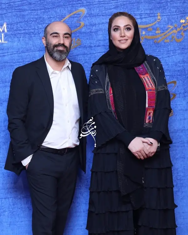 عکسی از محسن تنابنده در کنار همسرش در جشنواره منتشر شده است که همسر محسن تنابنده قد بلند تر از همسرش و سوژه عکاسان شد.