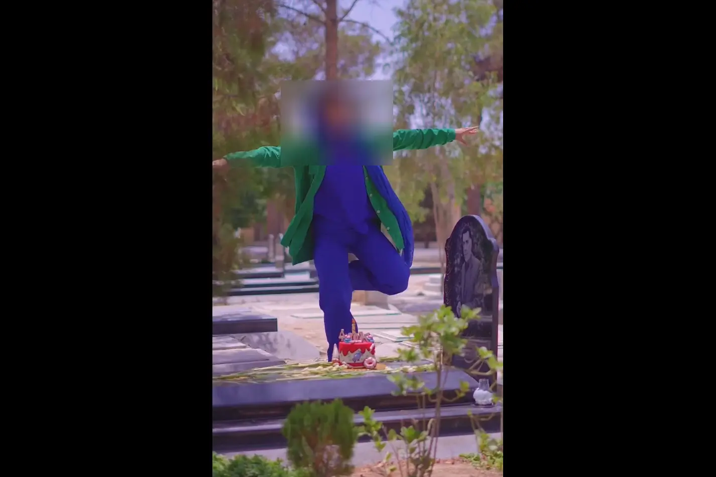 رقص آذری دختر ایرانی بر سر قبر پدربزرگ