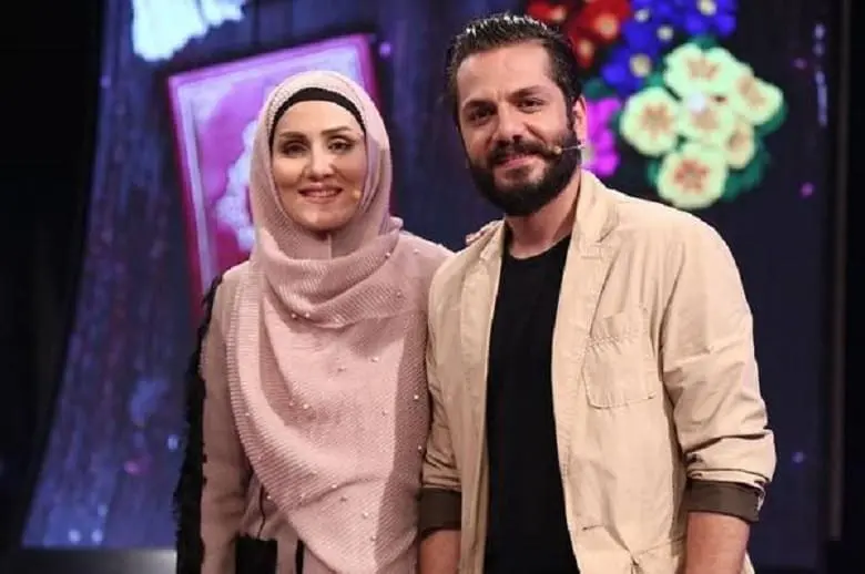 عباس غزالی در کنار همسر محجبه‌اش عکس گرفته است.