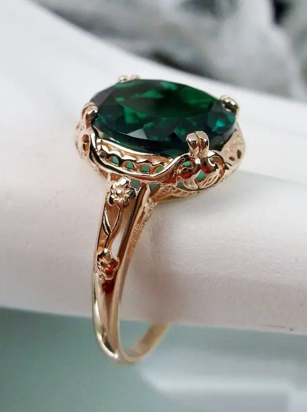 womens-green-gem-ring-model-15