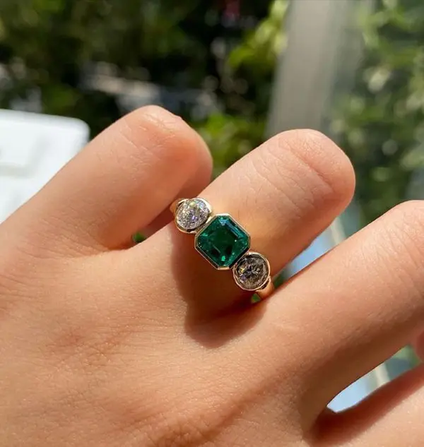 womens-green-gem-ring-model-4