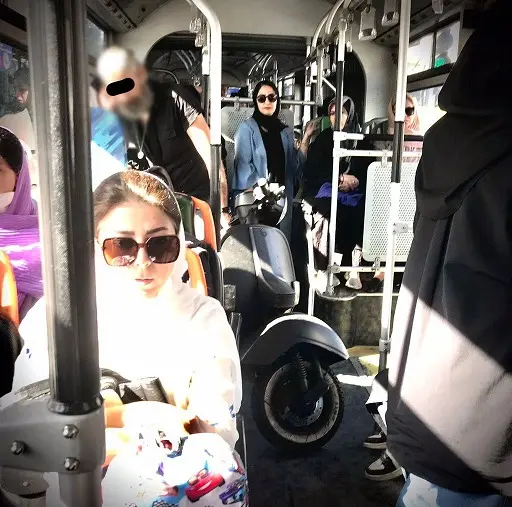 تصویری لو رفته از یک مسافر اتوبوس در تهران منتشر شد که نشان می دهد صاحب یک موتور وسپای با موتورش سوار اتوبوس شده است.