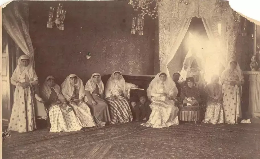 عکس یکی از جشن های زمان قاجار مورد توجه کاربران فضای مجازی قرار گرفت که در زمان های قدیم جشن تولد جالبی به حساب می آمده است.