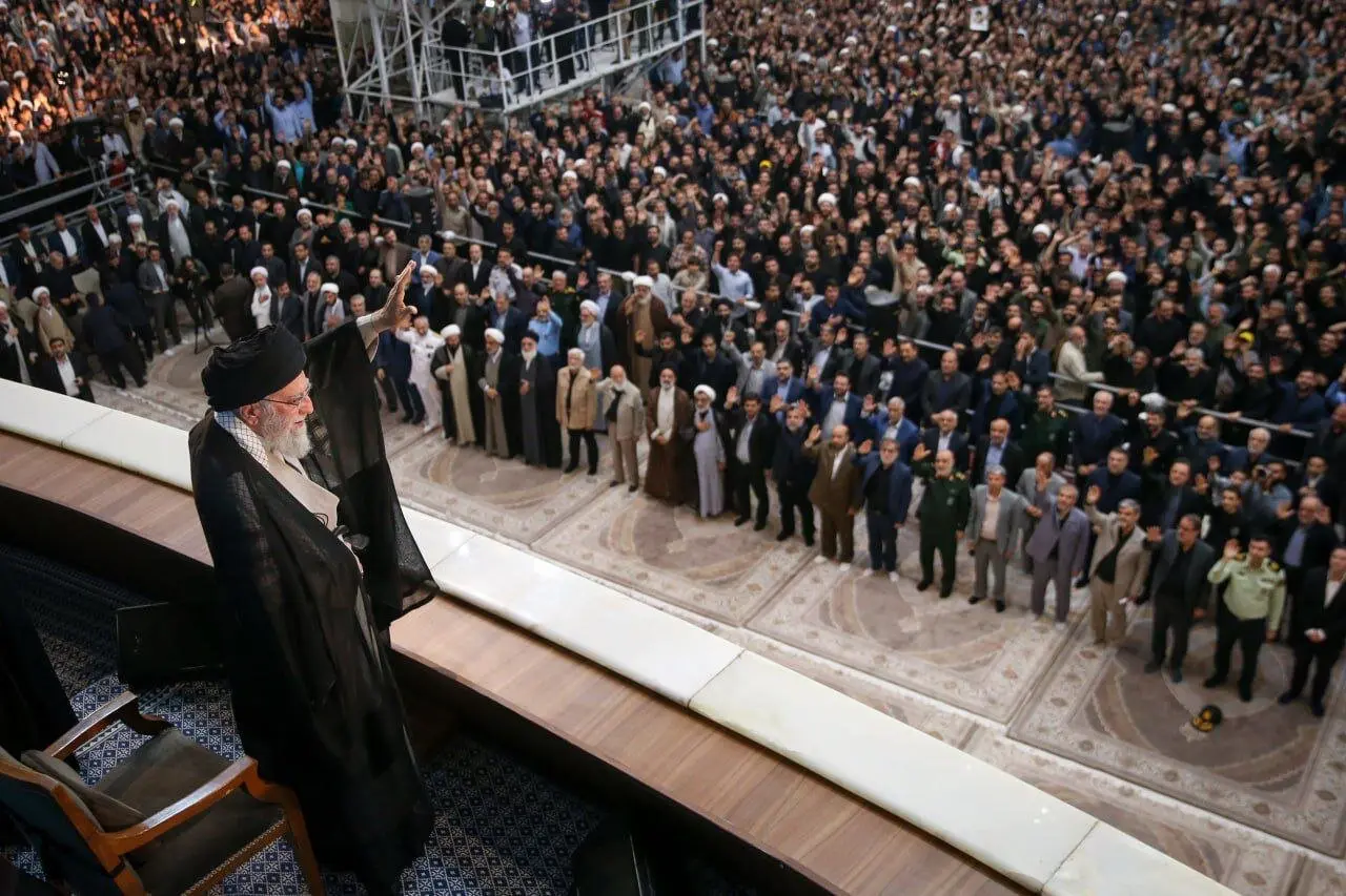 تصویری خاص از رهبر انقلاب در حرم امام