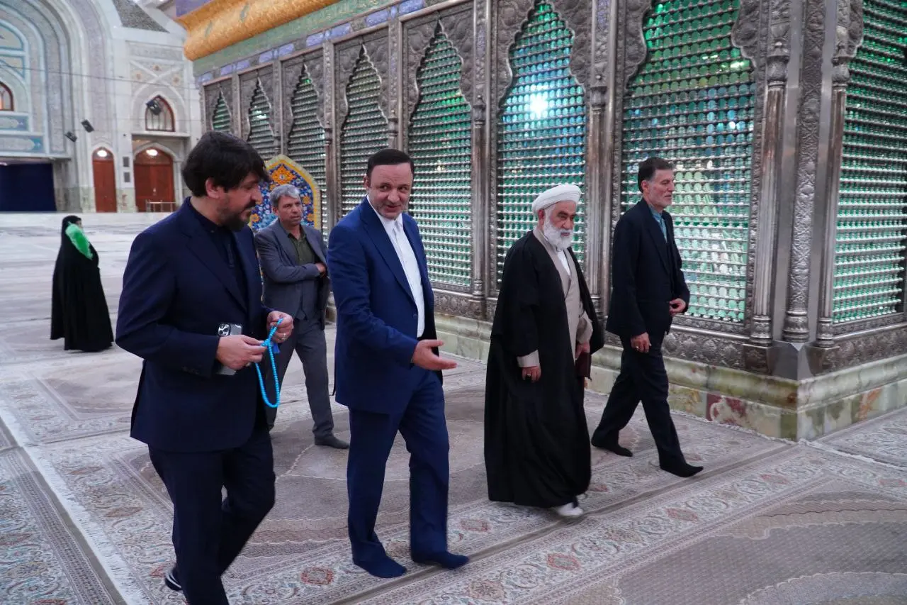 رضا مسرور، «دبیر شورای‌عالی مناطق آزاد تجاری - صنعتی و ویژه اقتصادی» با حضور در حرم مطهر امام خمینی با حجت الاسلام و المسلمین سید حسن خمینی دیدار و گفت‌وگو کرد. 