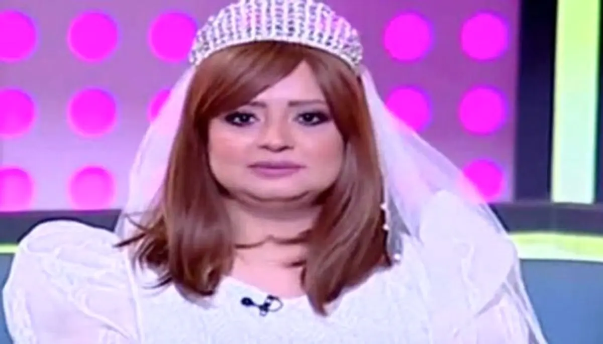 آمال کمال مجری تلویزیون الحدث الیوم مصر در حالی که با لباس سفید عروس در برنامه حاضر شده بود اعلام کرد، این قسمت از برنامه‌اش مختص ازدواج و مشکلات آن در مصر است و می‌خواهد به چیزی خارج از چارچوب‌های سخت جامعه و سنت‌های آن بپردازد.