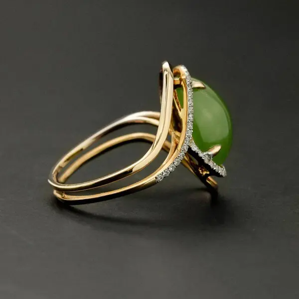 womens-green-gem-ring-model-9