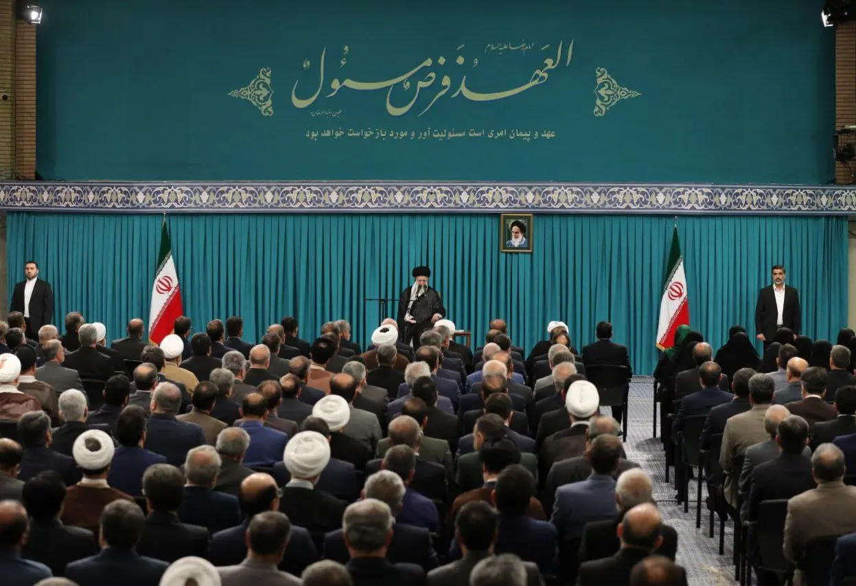 تصویری از حدیث نصب شده در حسینیه امام خمینی در دیدار نمایندگان مجلس با رهبر انقلاب