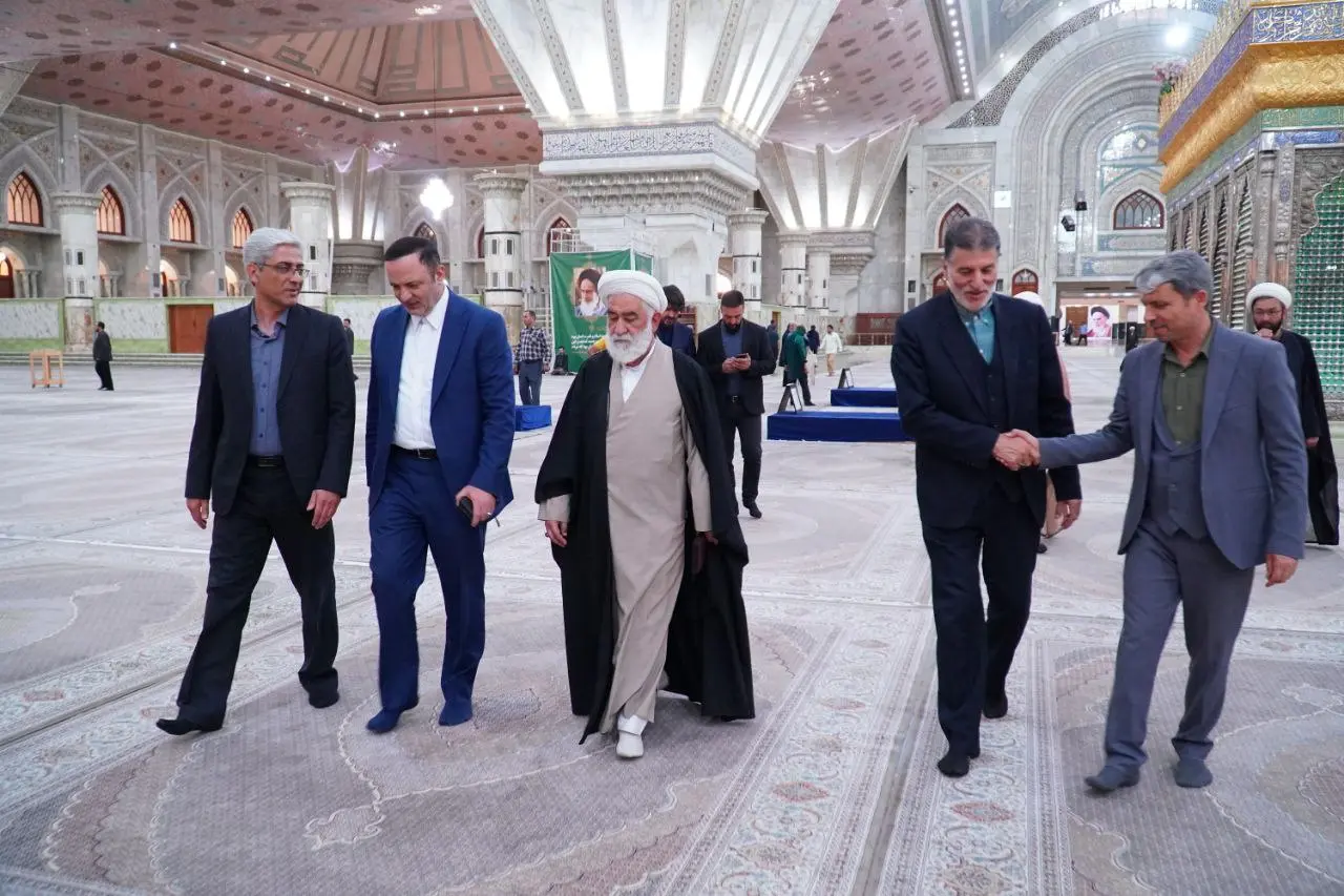رضا مسرور، «دبیر شورای‌عالی مناطق آزاد تجاری - صنعتی و ویژه اقتصادی» با حضور در حرم مطهر امام خمینی با حجت الاسلام و المسلمین سید حسن خمینی دیدار و گفت‌وگو کرد. 
