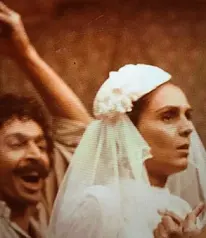 عکسی جالب و دیده نشده از آهو خردمند هنرمند ایرانی و خواهر نیکو خردمند با چهره ای جذاب و ساده در روز عروسی اش منتشر شد.