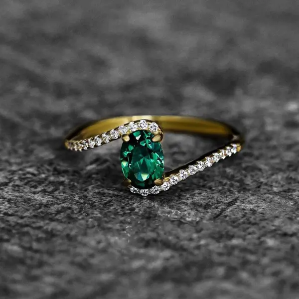 womens-green-gem-ring-model-22