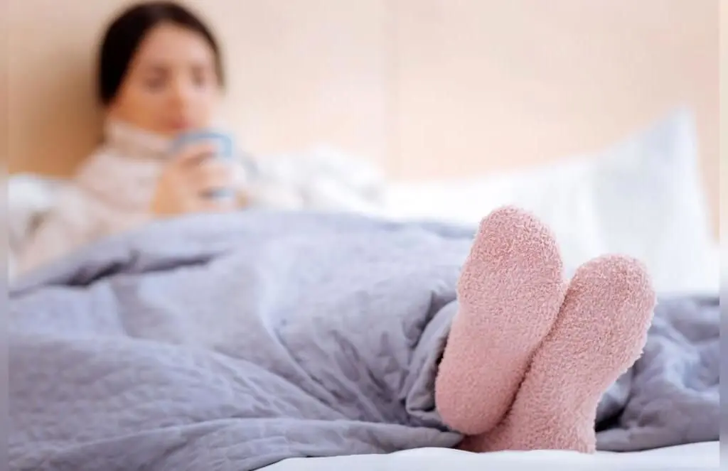 خوابیدن با جوراب برای سلامتی مفید است یا مضر؟/ اثرات پوشیدن جوراب بر گردش خون