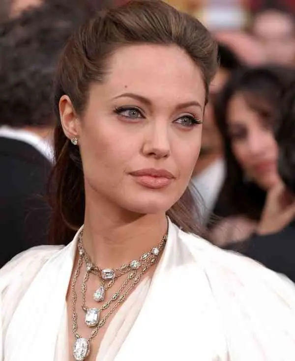 javaherate-angelina-jolie-1