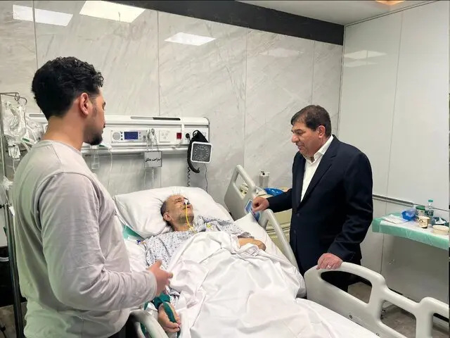 تصویری از عیادت مشاور و دستیار رهبری از نماینده بستری شده در بیمارستان