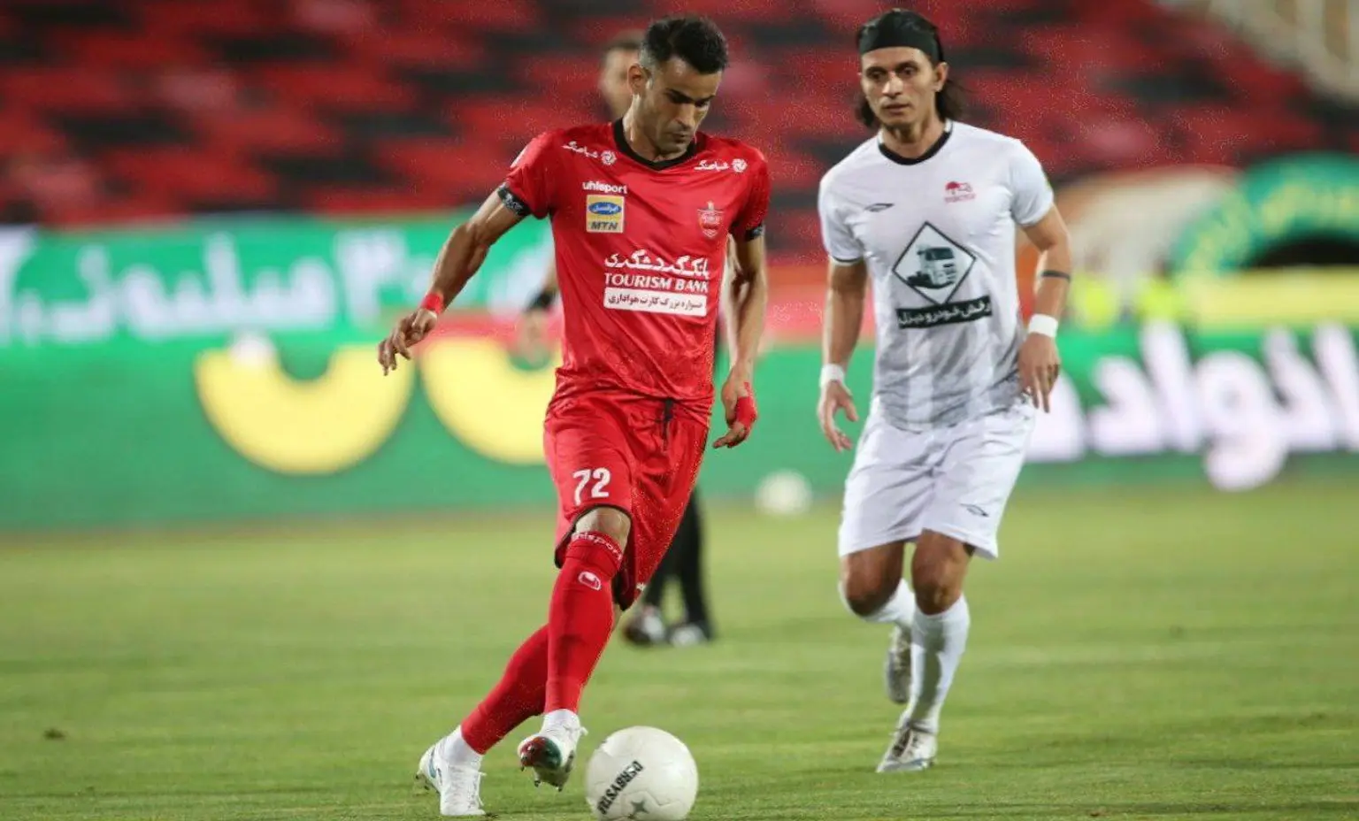 عیسی آل کثیر مهاجم پرسپولیس تهران در مقابل اکیر ایمانی هافبک تراکتور تبریز