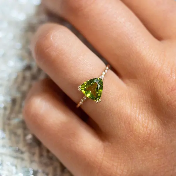 womens-green-gem-ring-model-13