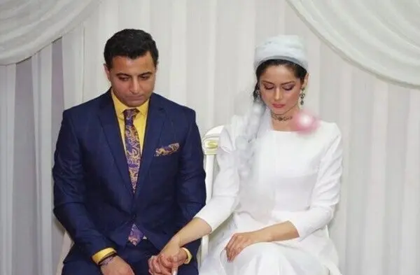 عکسی جالب و دیدنی از تنها فرزند عاطفه رضوی و حسین پاکدل در فضای مجازی بخاطر سادگی عجیب عروس پر بازدید شد.