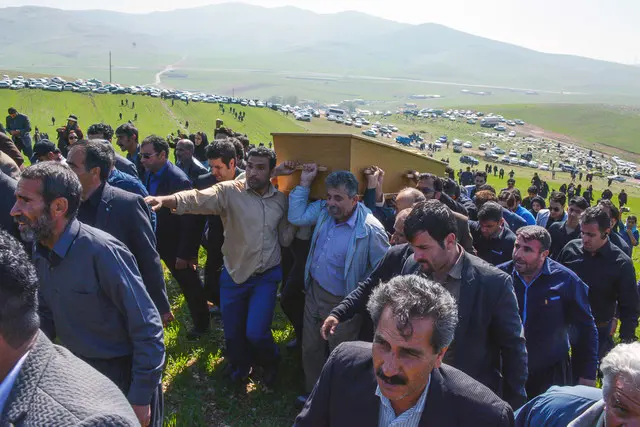 مهران مدیری قبل از رفتن مقابل دوربین درِ گوش عارف لرستانی چه گفت؟