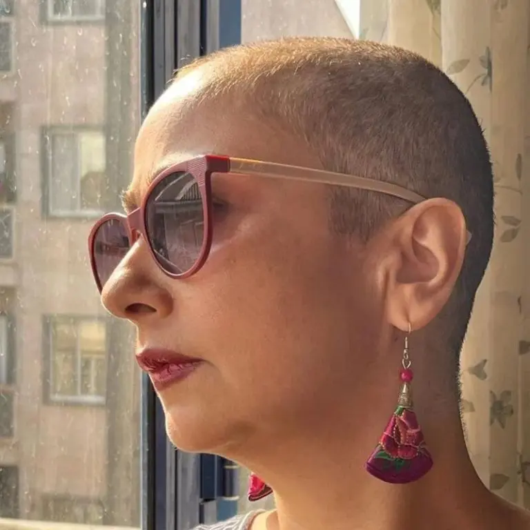بهناز نازی یکی ا بازیگرا توانمند ایرانی عکسی با موهای تراشیده را از خود منتشر کرد و بیماری سرطان خود را رسما اعلام کرد.