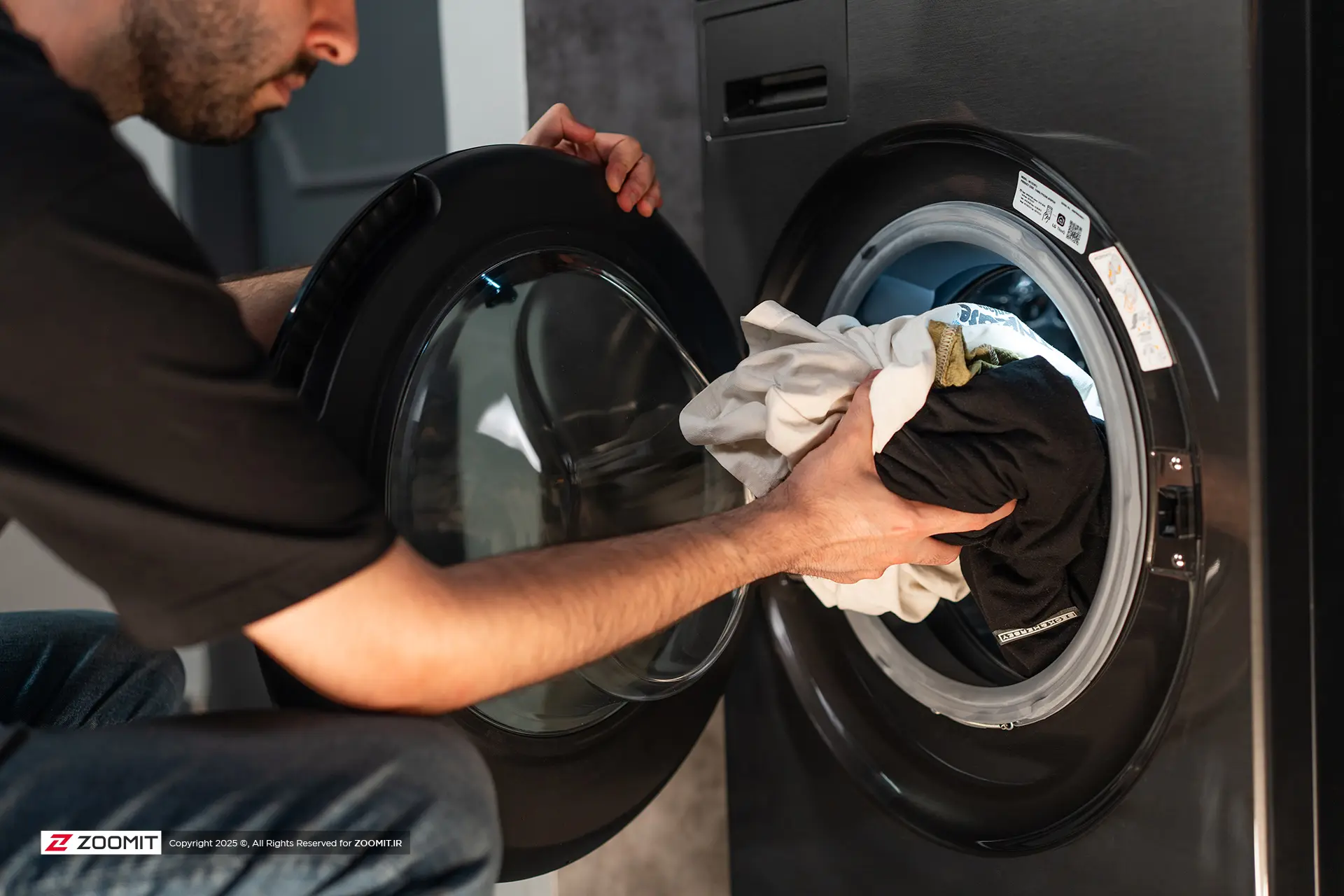 علی مهام در حال قراردادن لباس‌ها در لباسشویی WashTower