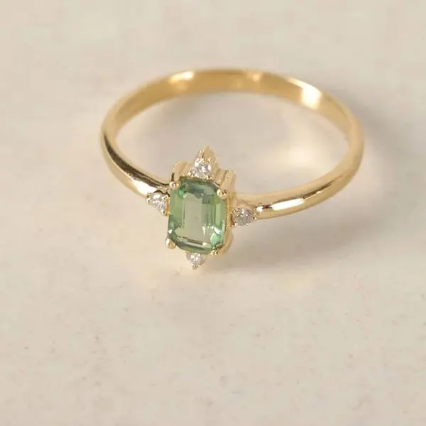 womens-green-gem-ring-model-7