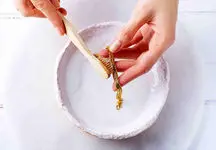 10 ماده طبیعی و خانگی برای تمیزکردن جواهرات 