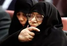 این زن محافظ امام خمینی بود ! / مادربزرگ انقلاب کیست؟! + فیلم