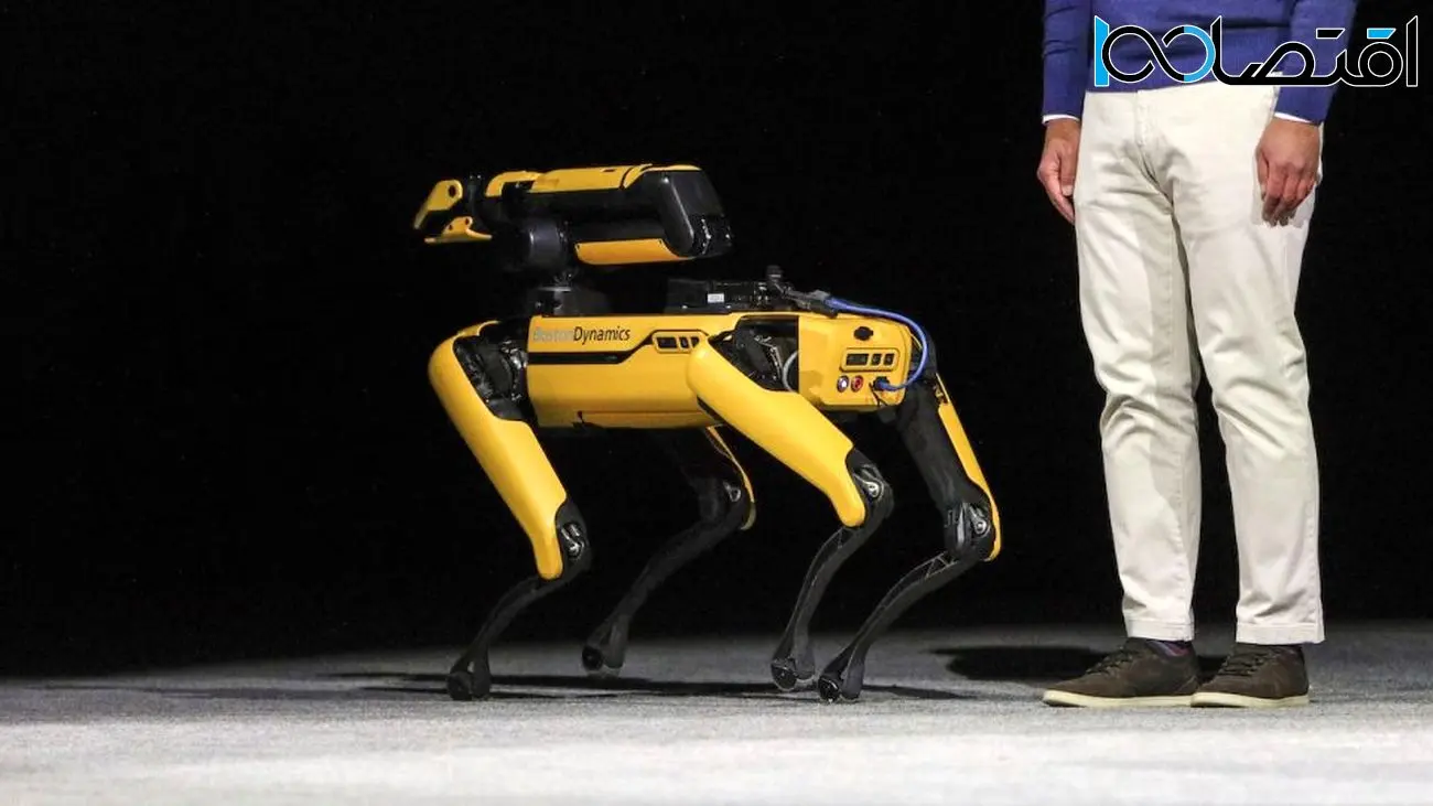 سگ رباتیک بوستون داینامکیس می‌تواند از درهای بسته عبور کند