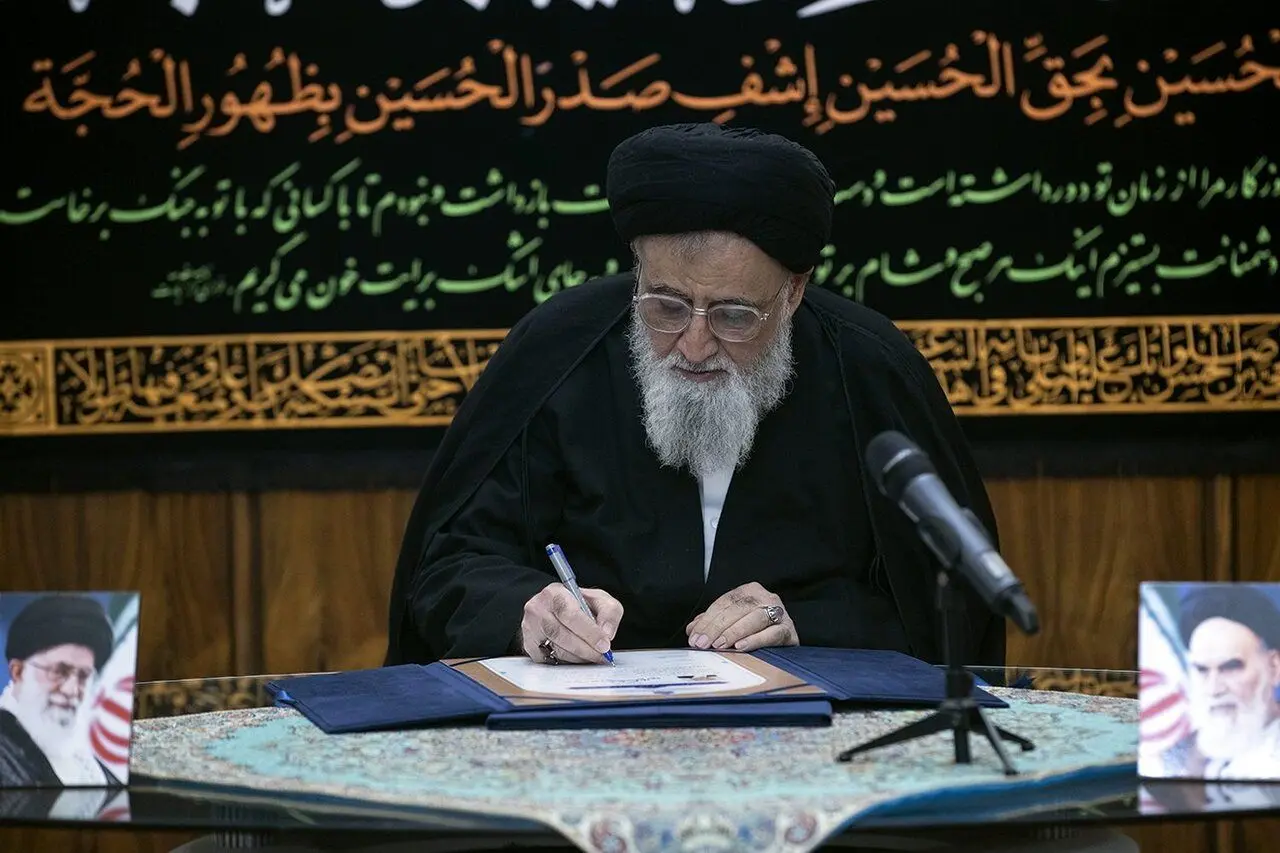 لحظه امضای اعتبارنامه پزشکیان توسط احمد جنتی، خاتمی، مدرسی یزدی، کدخدایی و طحان نظیف