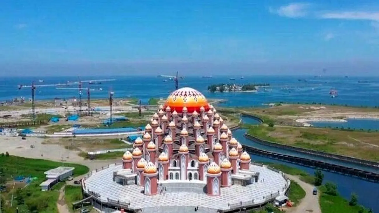 کسب درآمد عجیب اندونزی از مسجد ۹۹ گنبد وسط اقیانوس آرام
