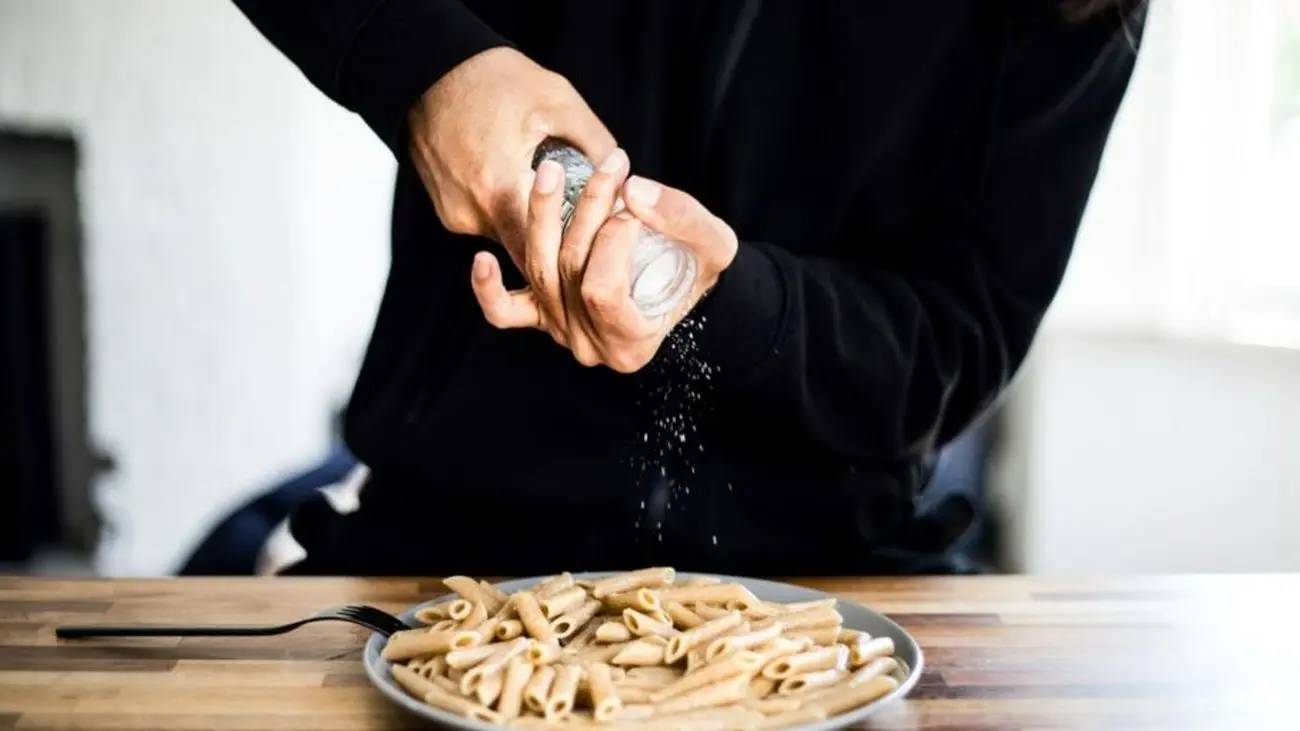 پژوهشگران: مصرف کمتر نمک همراه با غذا، خطر ابتلا به بیماری‌های قلبی را کاهش می‌دهد
