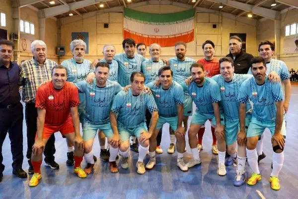 رئیس جمهور در زمین فوتبال: تصاویر دیدنی از پزشکیان با کارگران