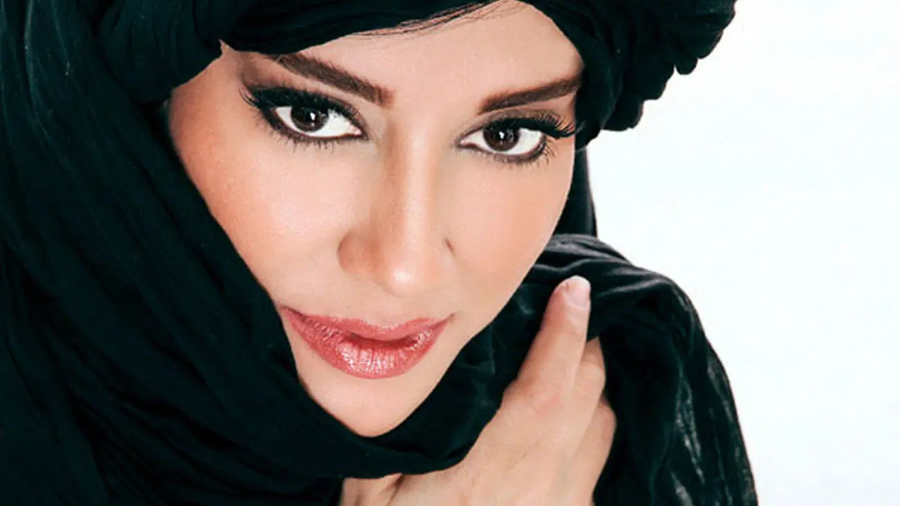 عمرا آشا محرابی را در این عکس بشناسی / با مدل موی بنفش و میکاپ خلیجی !