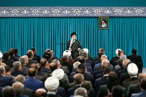 عکس‌هایی از دیدار نمایندگان مجلس با رهبر انقلاب؛ چهره‌های برجسته صف اول چه کسانی بودند؟