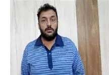 این متهم را شناسایی کنید/ از کسبه اخاذی می کرد