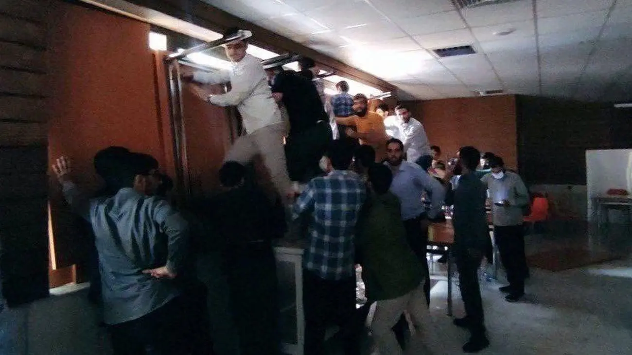 تعیین تنبیه های شدید برای 20 دانشجو شریف/ هر دو طرف درگیر در ماجرای سلف دانشگاه تنبیه شدند 