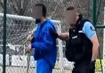 حمله عجیب بازیکن اخراجی به تماشاگران با چاقو! +عکس