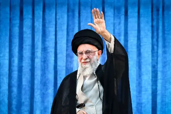 تصویری خاص و متفاوت از رهبر انقلاب در حرم امام خمینی (ره)