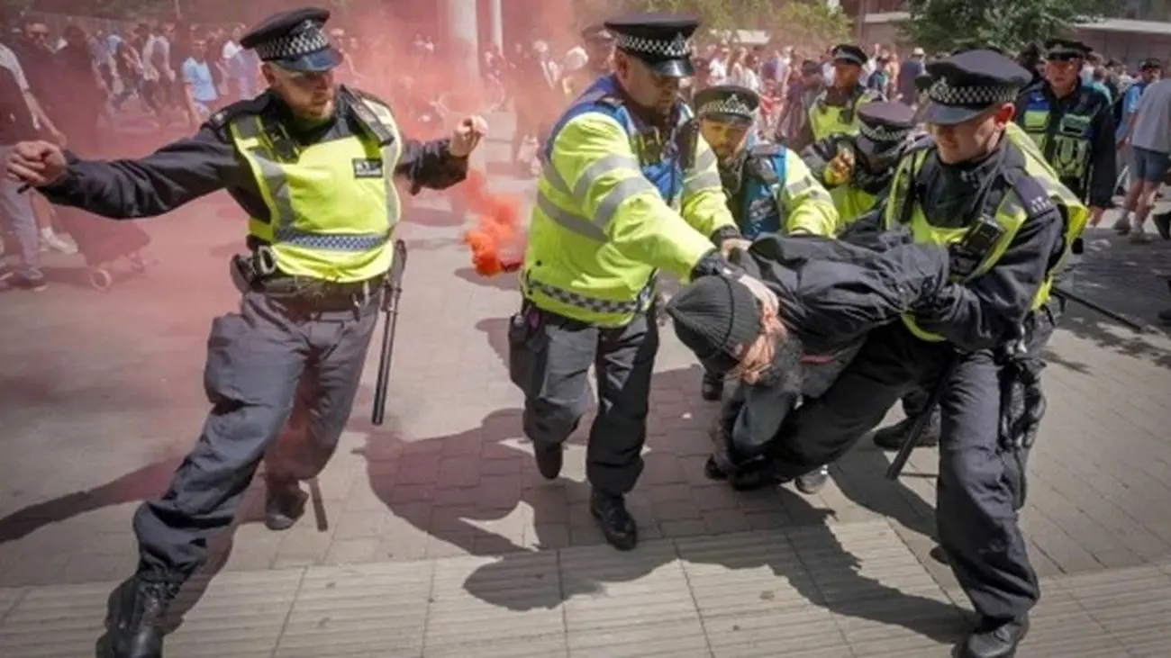 درگیری پلیس لندن با هواداران فوتبال 