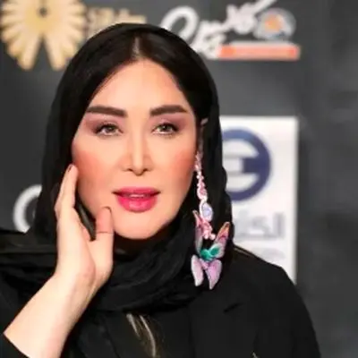 عکس پرحاشیه و محجبه سارا منجزی پور همسر محمد علیزاده در کربلا!