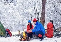 کمپینگ در هوای سرد؛ ۱۵ نکته‌ی کلیدی برای گرم ماندن در زمان خواب