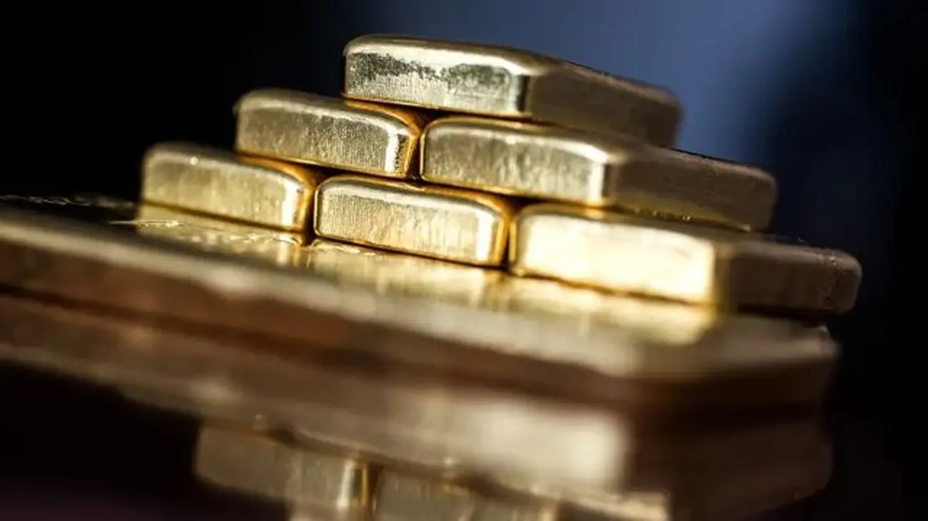 طلا گران شد، دلار ضعیف