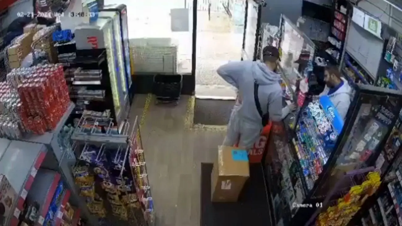 حمله با چکش به مشتری یک مغازه + فیلم