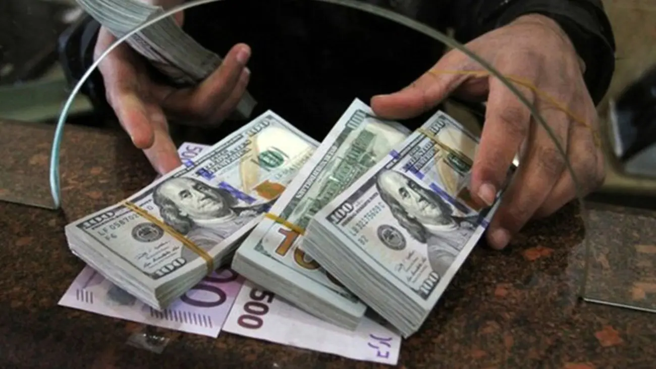 نوسان قیمت دلار و یورو در مرکز مبادله و صرافی‌ها