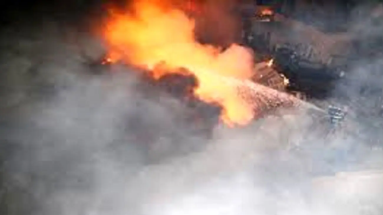 فیلم آتش سوزی گسترده در شرکت تولید روغن موتور مبارکه
